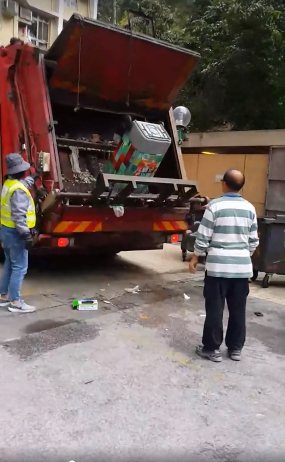 有清潔工人被市民拍攝到將廢玻璃樽。Hongkee Yuen影片截圖