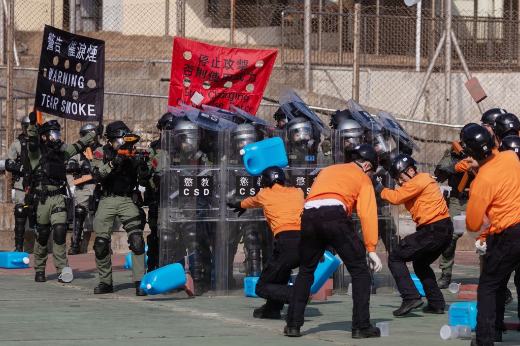 開幕典禮當天，懲教署人員即場示範防暴戰術。