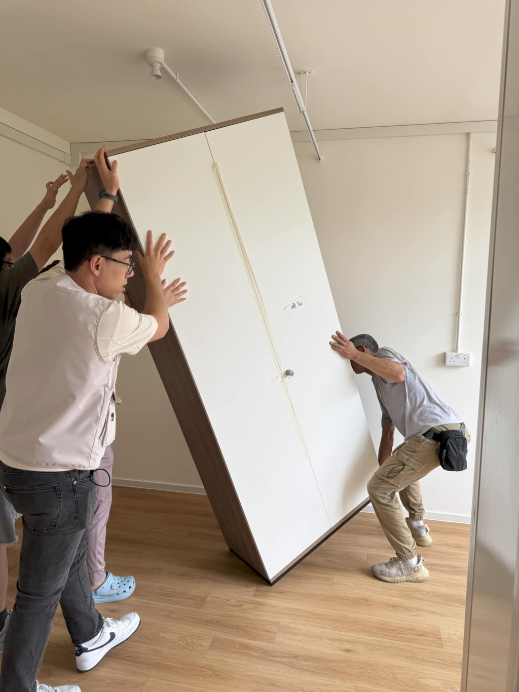 歐綠保向簡約公屋居民送贈二手傢俬。何永賢fb 歐綠保向簡約公屋居民送贈二手傢俬。何永賢fb