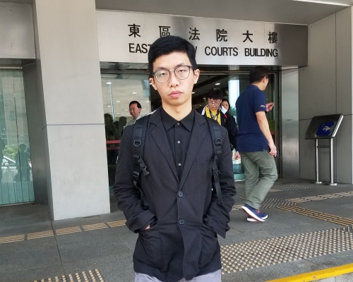 被告男歌迷涉嫌非禮女歌迷。