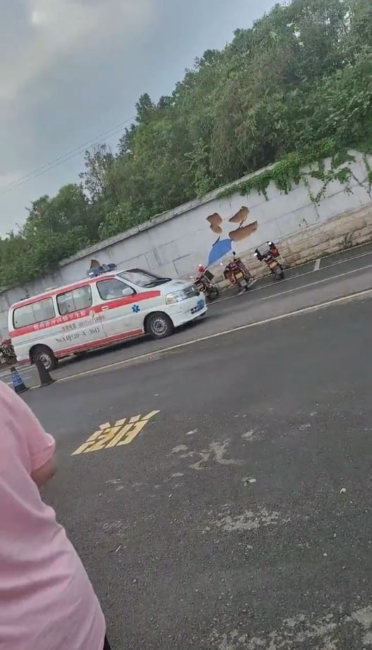 大批救援車輛趕抵現場。微博@張佳ZHJ 大批救援車輛趕抵現場。微博@張佳ZHJ