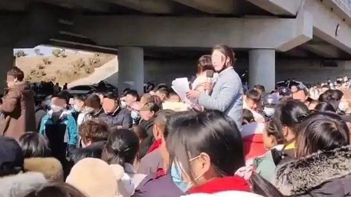 江蘇徐州邳縣的一場相親大會引起內地網民關注。網圖