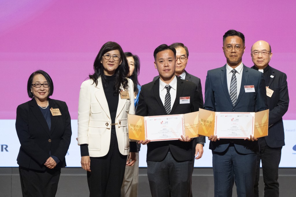 警長鍾肇恒(右二)和警長郭凱傑(右一)獲頒2025年「義勇獎」。 警長鍾肇恒(右二)和警長郭凱傑(右一)獲頒2025年「義勇獎」。