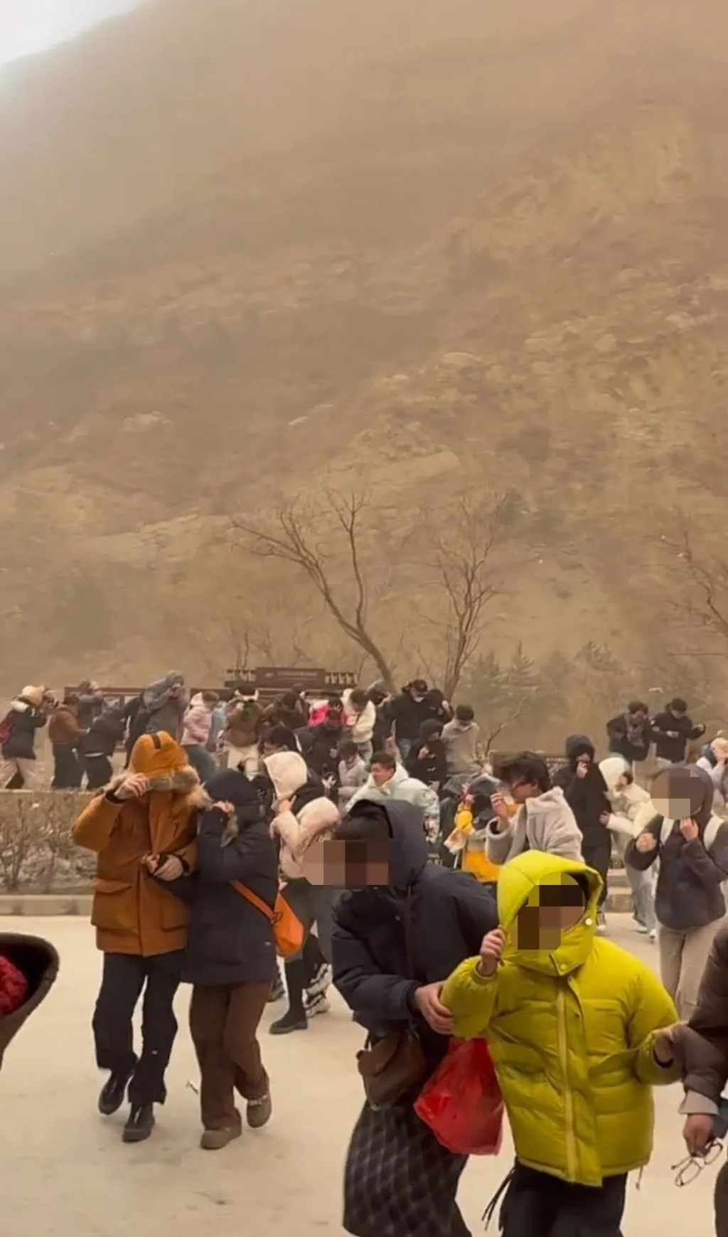大同恆山景區遭遇極端大風天氣,遊客紛紛離開景區。 大同恆山景區遭遇極端大風天氣,遊客紛紛離開景區。