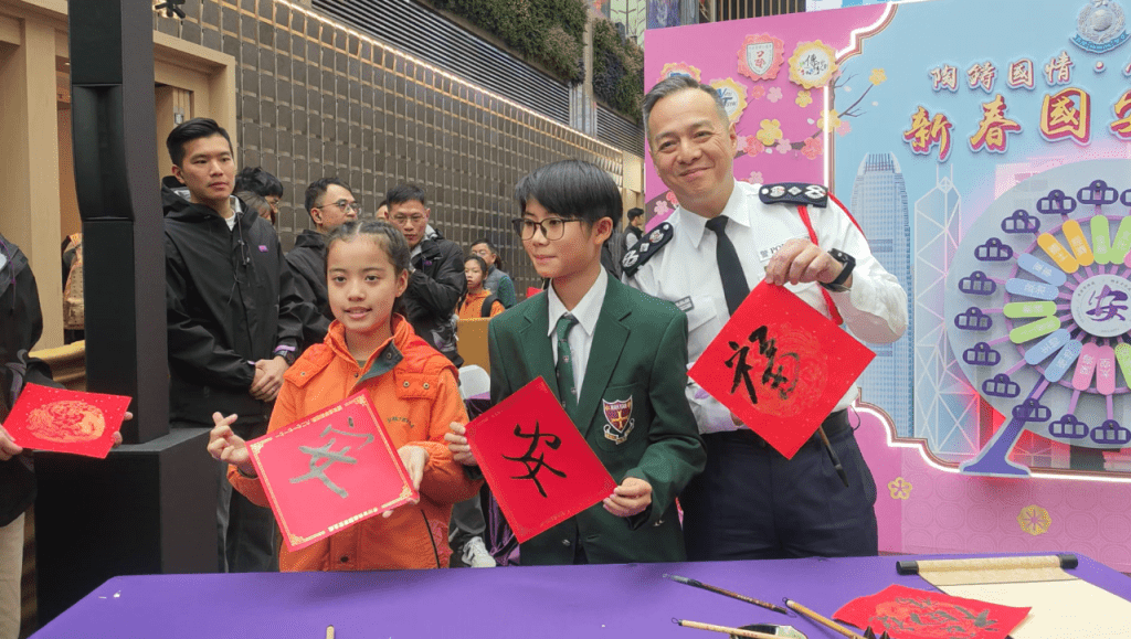 林美淇(左)與警務處處長周一鳴(右)同場在活動中寫書法。