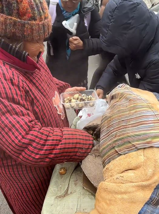 宋愛玉82高齡仍擺攤買鵪鶉蛋，希望儘快把欠下的醫藥費還清。抖音