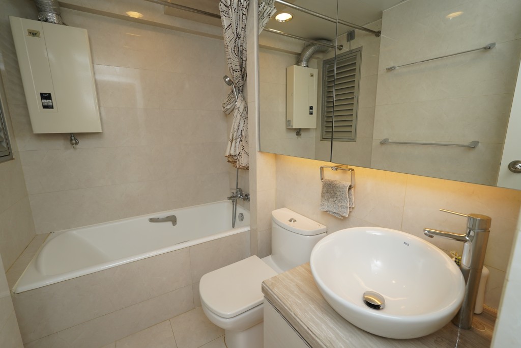 浴室光潔企理，裝有浴缸設備，讓住戶洗盡疲勞。