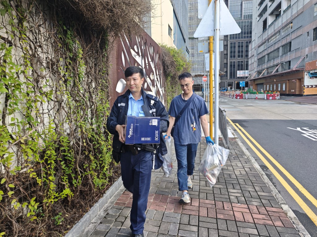 警方將火槍和金屬筲箕等證物帶回警署調查。黎志偉攝