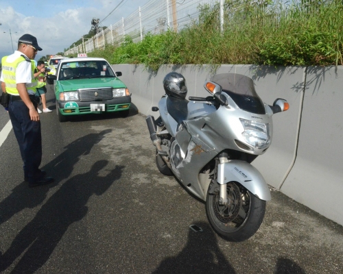 北大嶼山公路外籍鐵騎士翻車捲的士車底不治。
