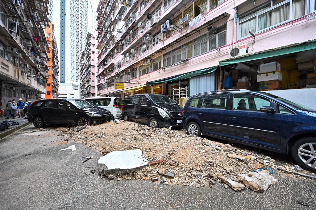 應急隊成員在鰂魚涌街及筲箕灣道清理路面上的垃圾、樹枝落葉，亦移走因暴雨而沖到路面的沙泥。公務員事務局fb