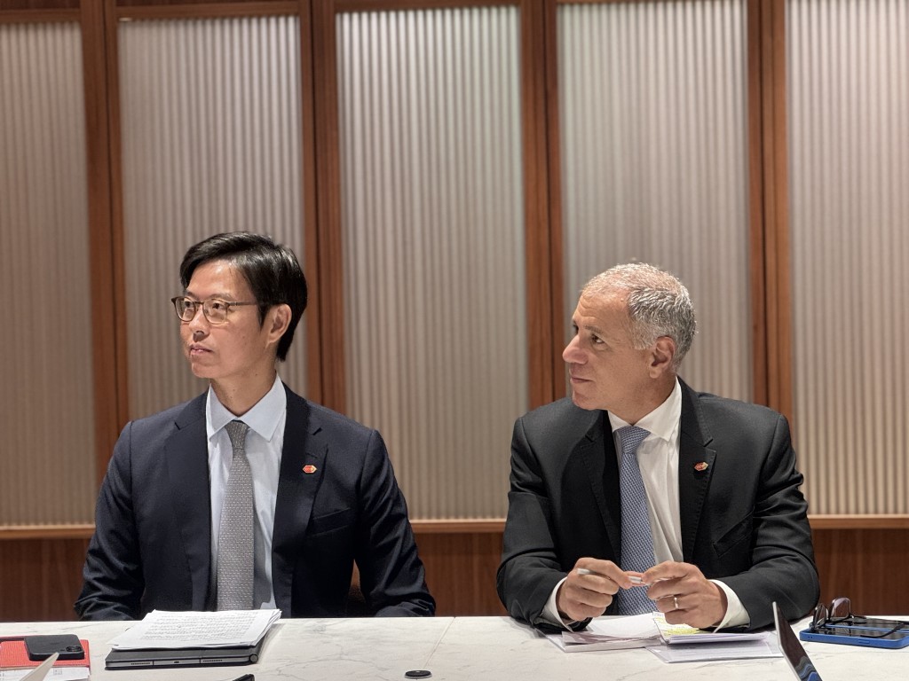 艾橋智在記者會上指，此建議代表滙豐對香港經濟的重大投資、反映滙豐對這個市場的信心。