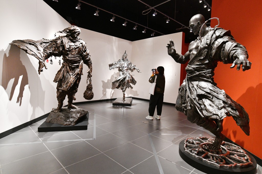 展览有《天龙八部》角色的雕塑。资料图片