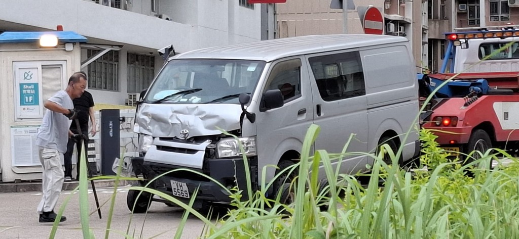 輕型貨車車頭損毀。 輕型貨車車頭損毀。