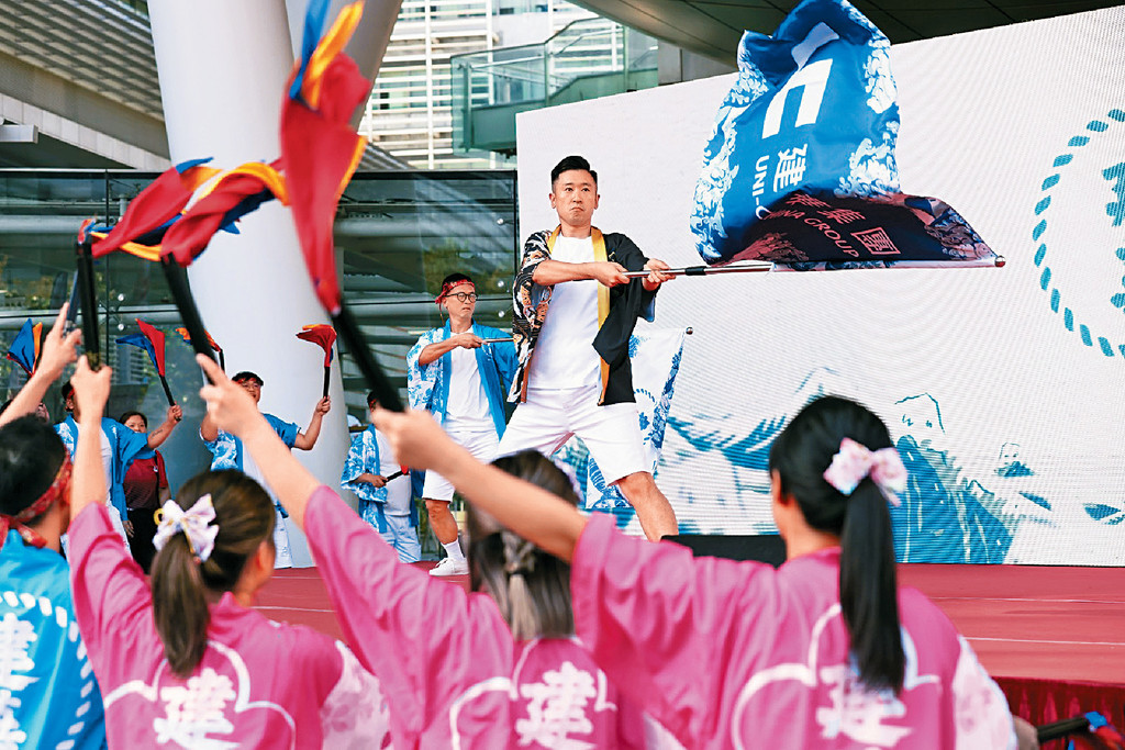 ■建華集團副主席凌偉漢粉墨登場，帶領一眾專業鼓手以「華藝旗鼓耀建華」作開幕表演，掀起活動的高潮。