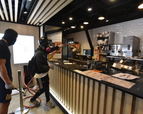 示威者搗亂吉野家。