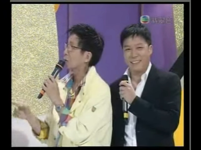 严秋华（右）在70年代于TVB儿童节目《跳飞机》中扮「怪兽」。