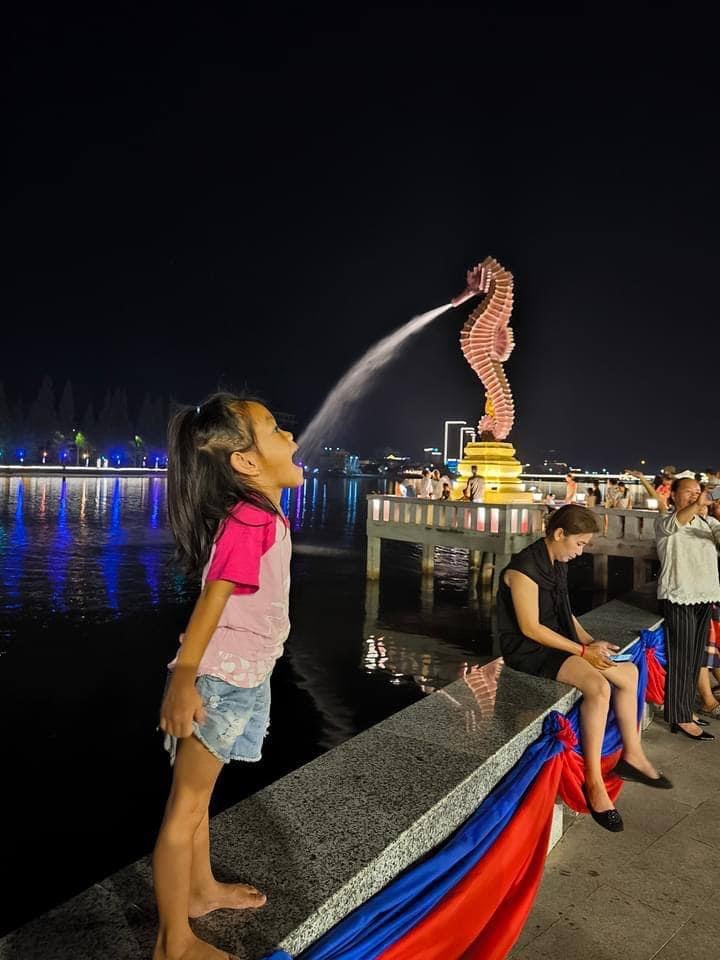 民众和海马拍照的方式与新加坡鱼尾狮相似。 贡布旅游局fb
