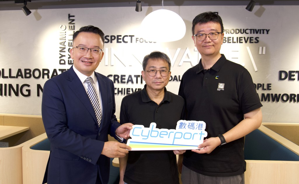 節目主持人陳曉峰（左）、香港大學計算與數據科學學院碩士課程總監姚兆明教授（中）、Stellaris AI首席技術官寧立（右）