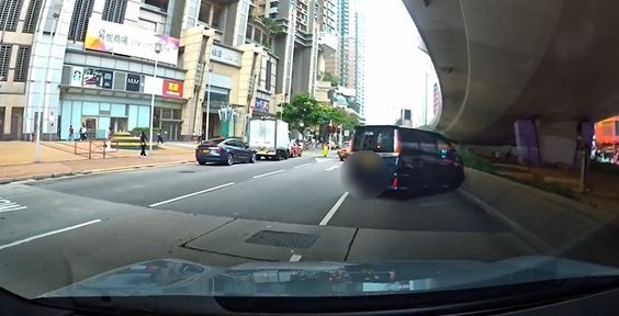 七人車失控向右駛。fb 車cam L（香港群組）  