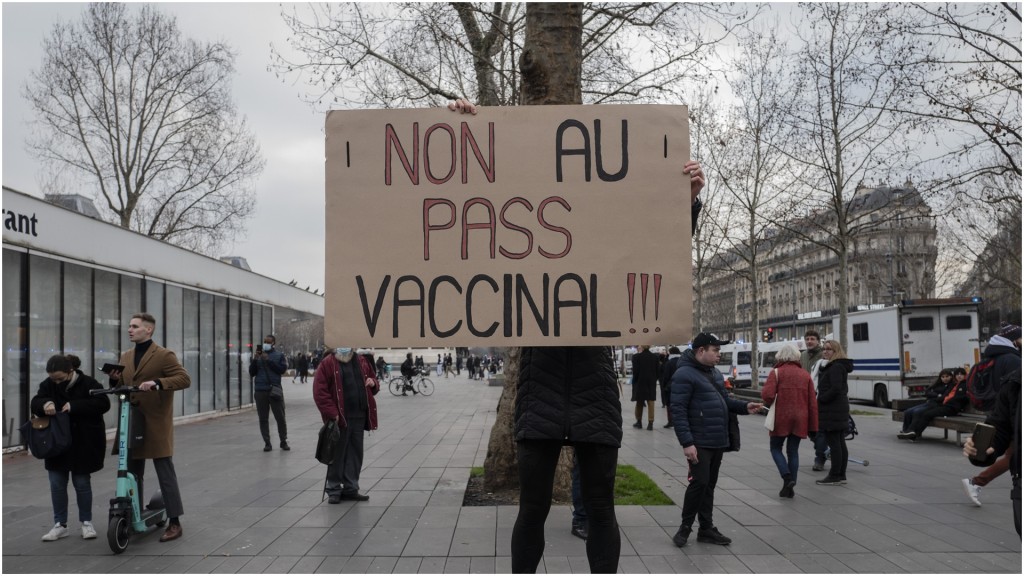 在巴黎示威者高舉不要疫苗通行證的標語。AP