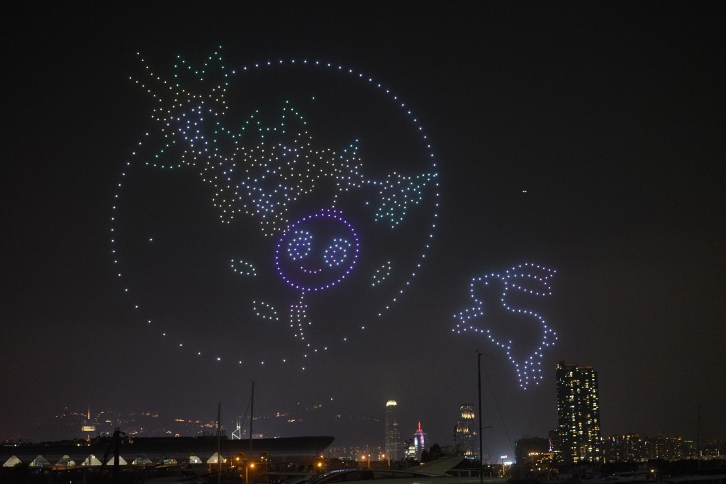 800隻無人機於啟德郵輪碼頭上空進行表演，拼出11幅圖案。
