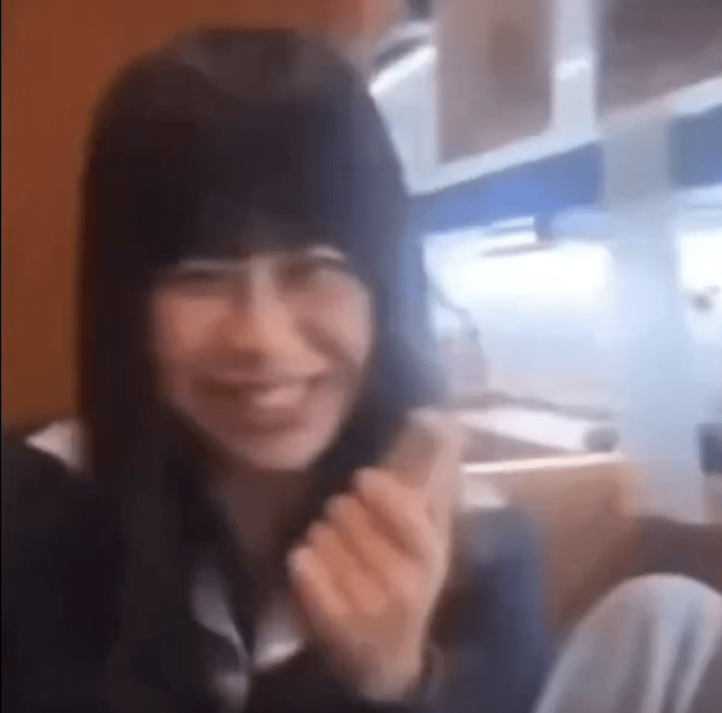 女子又拿起桌上的醬油瓶作出飲用動作，全程嬉笑拍攝，並上載至社交平台。X@Ryoukou_sub
