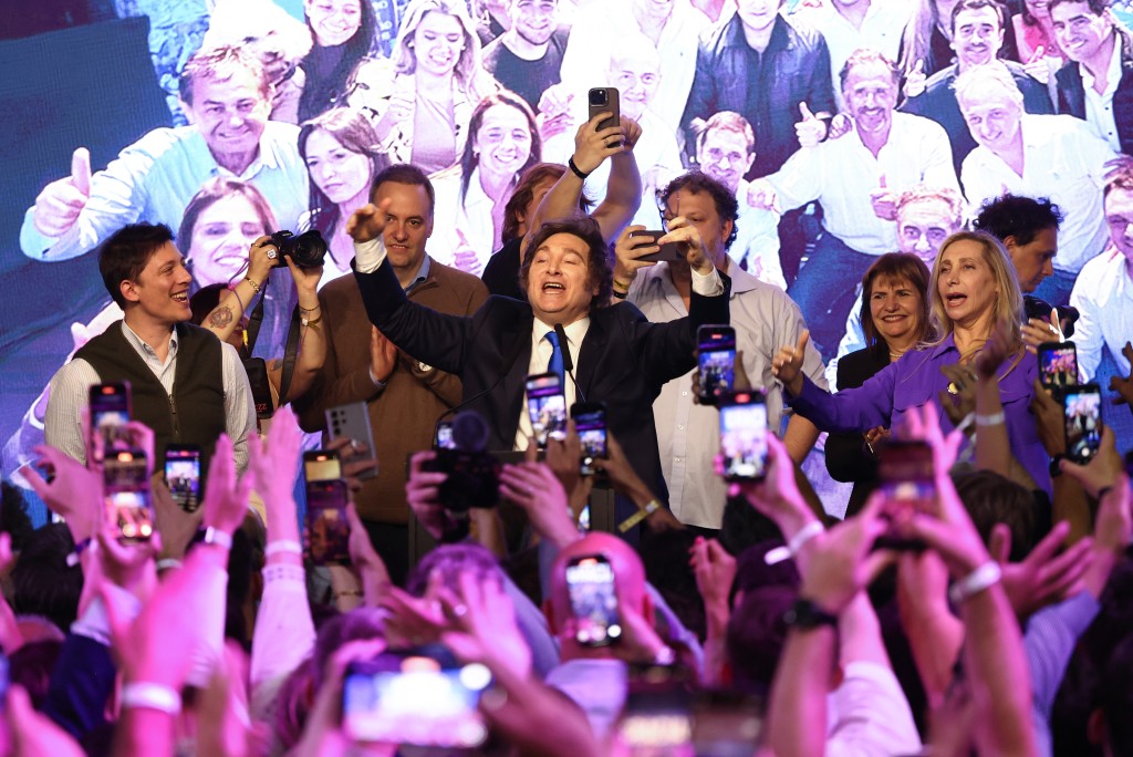 10月26日，阿根廷總統米萊在布宜諾斯艾利斯慶祝其領導的執政聯盟「自由前進黨」贏得國會中期選舉。