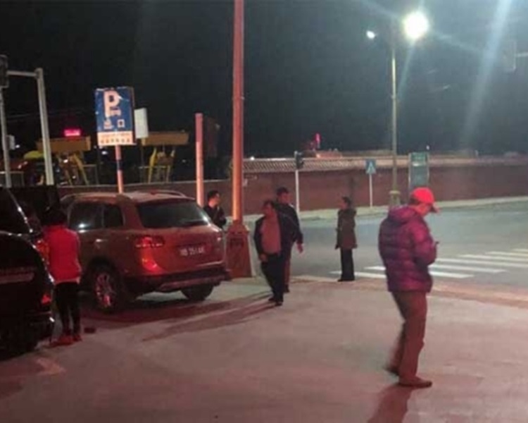 居民走到街上走避。網上圖片