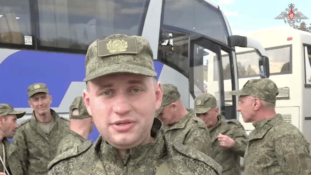一名被烏克蘭軍隊俘虜並被釋放的俄羅斯軍人,正在一處不知名地點登上一輛巴士。路透社 一名被烏克蘭軍隊俘虜並被釋放的俄羅斯軍人,正在一處不知名地點登上一輛巴士。路透社