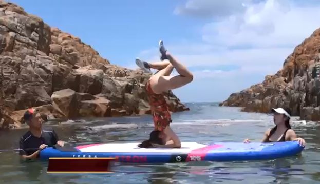 彭慧中在节目中更着住泳装表演瑜伽，她在直立板上倒立无难度。