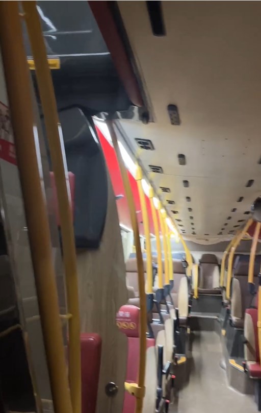 樓主：最尾個車長返嚟返返工， 佢見到我應該嚇親，以為我係 「巴膠」（巴士迷）問我點樣 上架車」。Threads截圖
