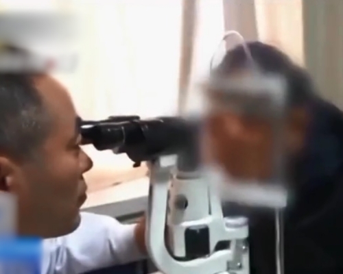 醫生診斷男子是不良習慣所造成的「眼中風」。　網圖