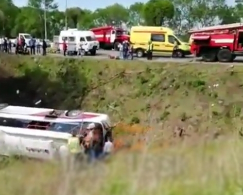 俄羅斯一輛旅遊巴發生交通事故,造成2名中國公民死亡,13名中國公民受傷。 網上圖片