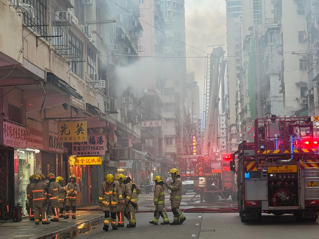 濃煙鎖街罩馬路。曾志恒攝