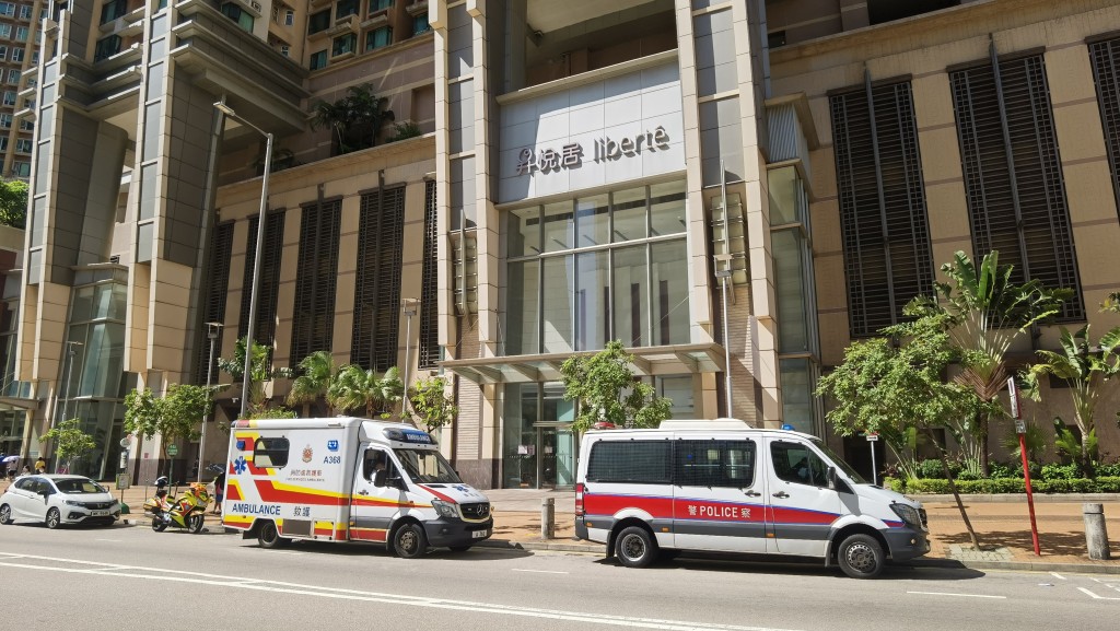 青年墮樓亡,警員到場調查。劉漢權攝