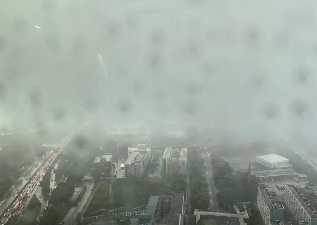 深圳今早遇上大暴雨，白天如黑夜。