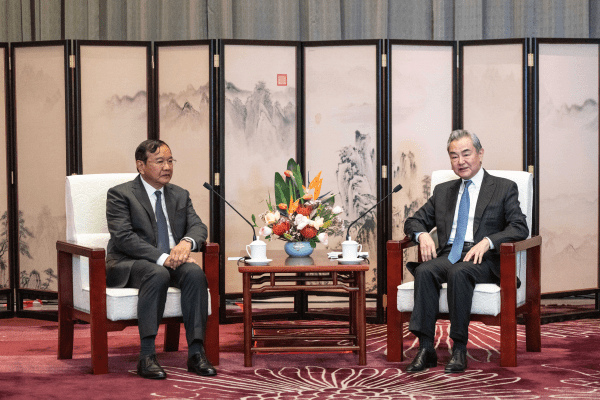 王毅在雲南會見柬埔寨副首相兼外交大臣布拉索昆。 外交部