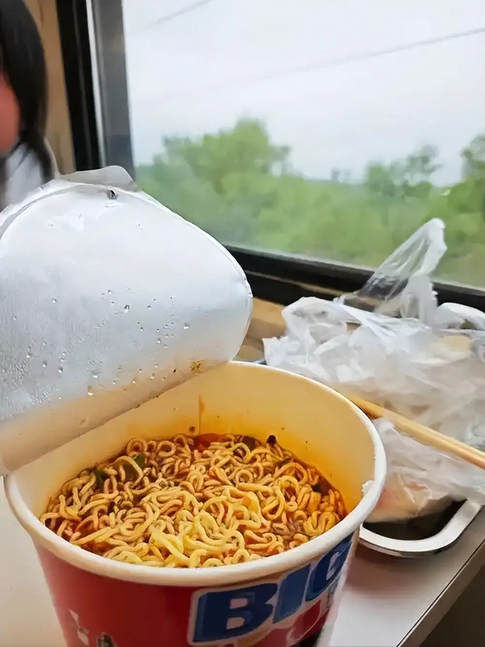 內地過去發生不少高鐵上泡麵發出較重氣味的爭議事件。