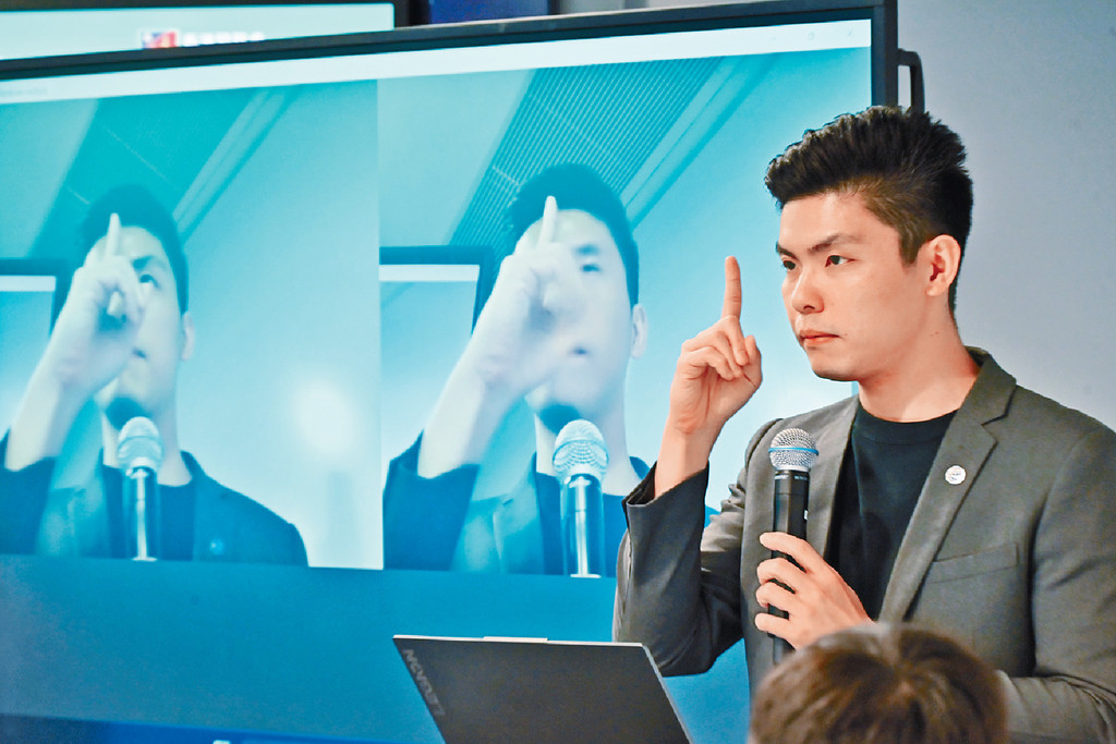 ■防騙刑警陳智穎建議市民與可疑人物視像通話時,可要求對方在鏡頭前做指定動作,以證真偽。 ■防騙刑警陳智穎建議市民與可疑人物視像通話時,可要求對方在鏡頭前做指定動作,以證真偽。