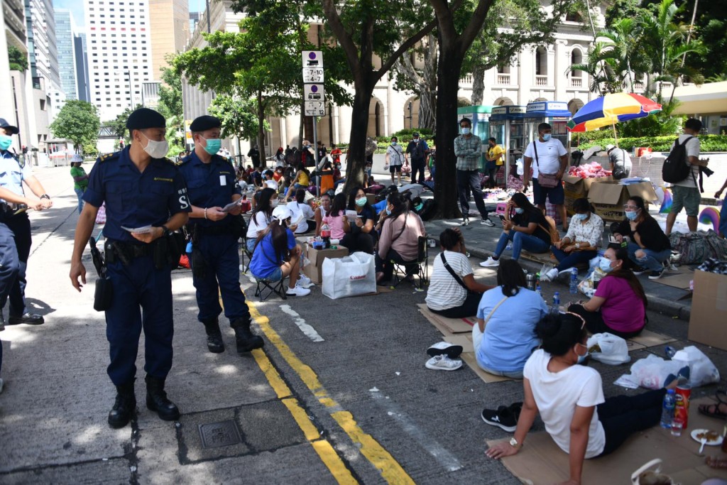 警方及海關的特務警察提醒外傭遵守限聚令