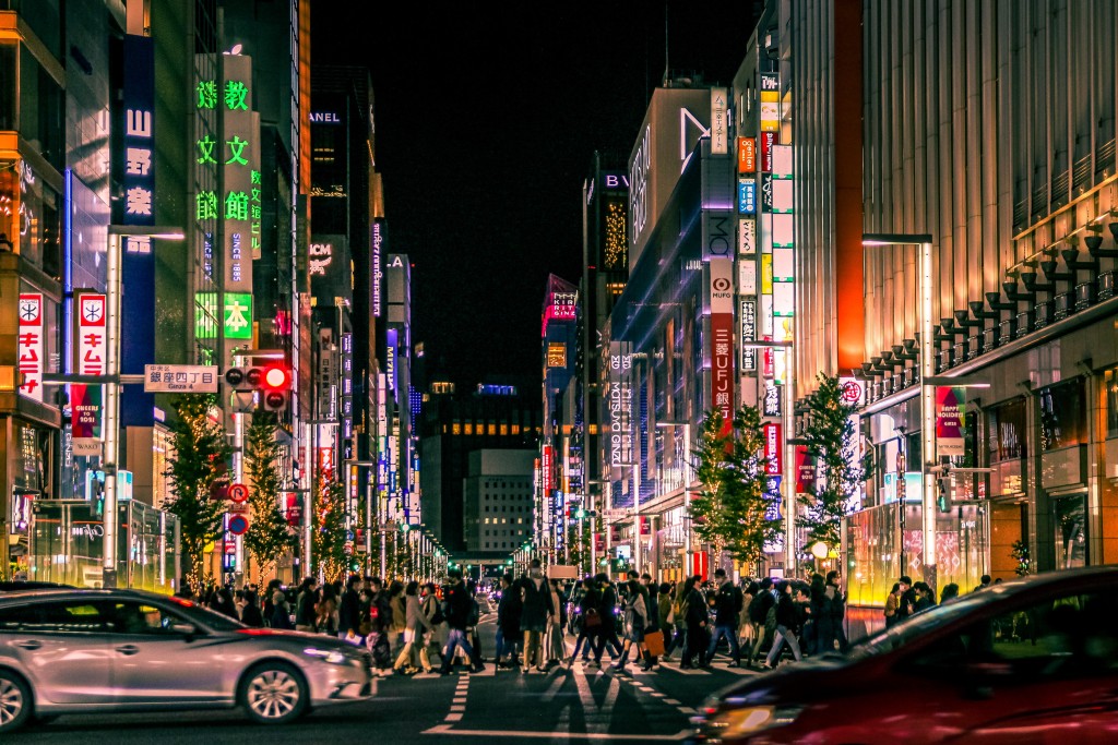 银座是东京主要商业区，以往聚集不少外国人，该区服务业前线理应也能掌握简单外语对答。