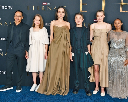 安祖莲娜女儿Shiloh（右二）和Zahara（右一）翻着母亲的旧裙出席首映。