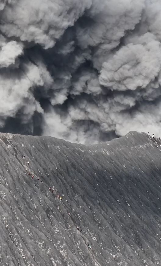 印尼的杜科诺活火山突然喷发，火山口的登山客慌忙逃生。＠Anak Esa