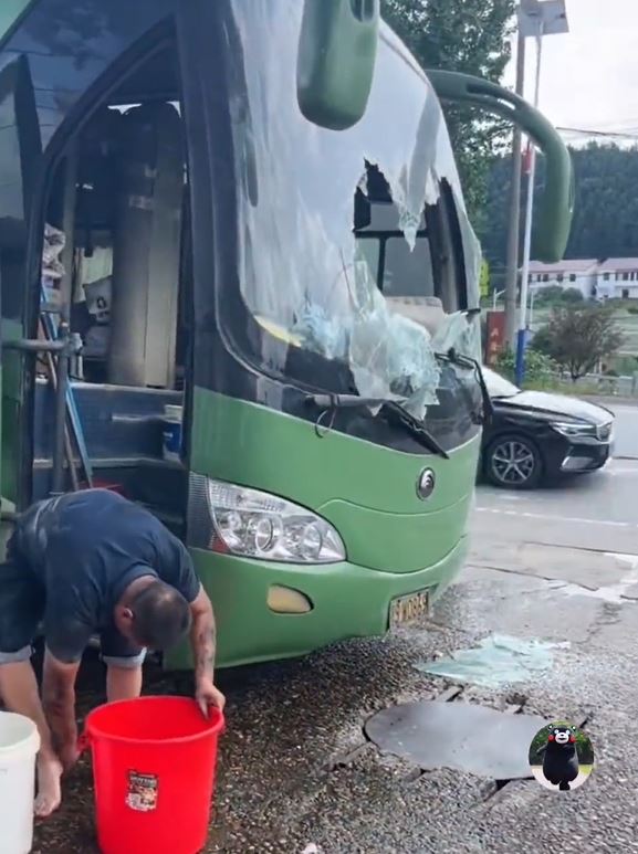 湖南株洲昨日（26日）发生一宗交通意外，一辆大巴驶至当地时起火。