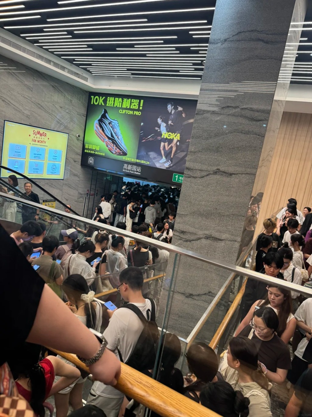 深圳地铁20日起严查入站市民，令通过安检的时间大幅增加。小红书