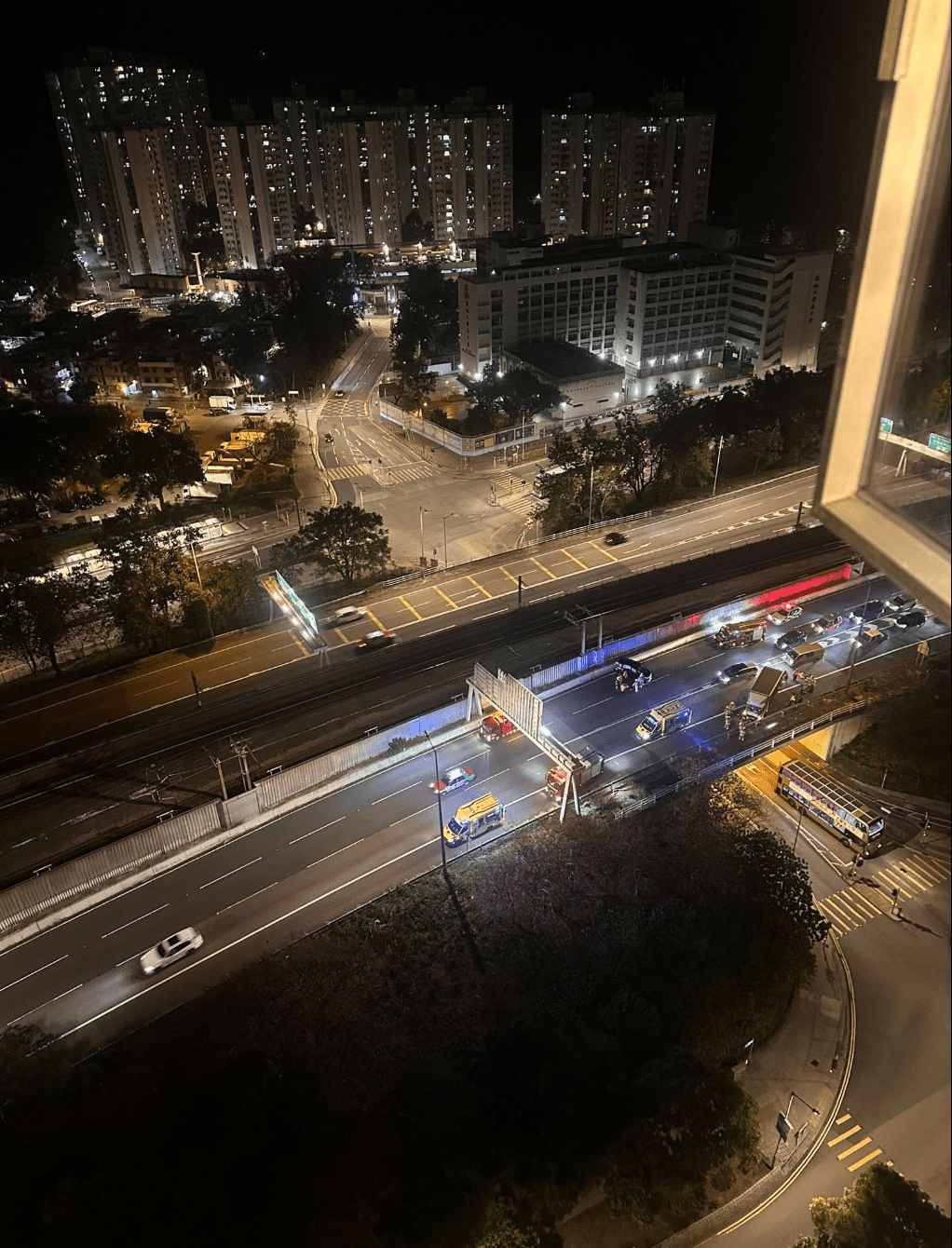 馬鞍山路私家車扭軚閃避前車捱貨車撞　兩男輕傷送院。FB@DKLeung