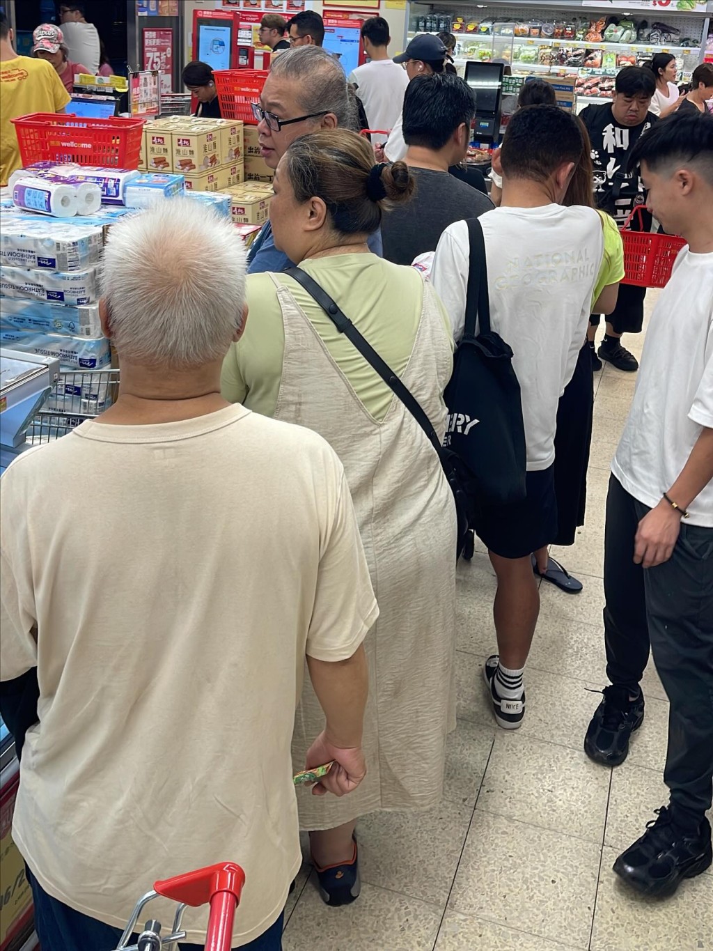 下午時間仍有大批市民掃貨 下午時間仍有大批市民掃貨