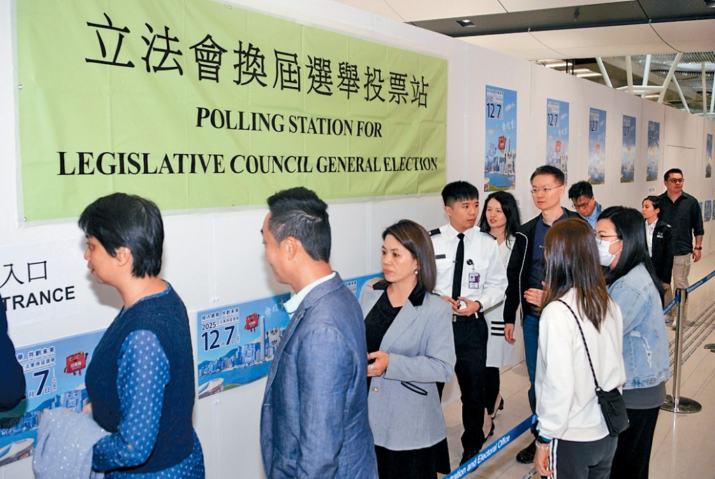 在机场边境投票站外，不少市民排队等候投票。