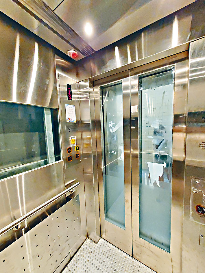 大水坑站有升降機「天眼」被噴漆。