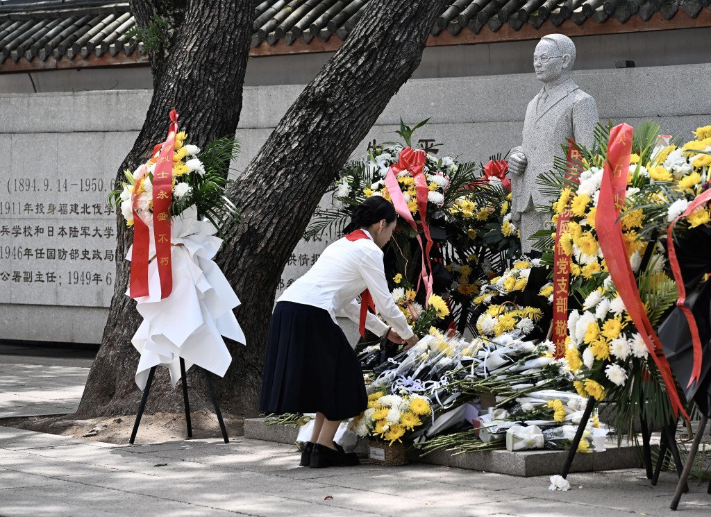 民众以献花、留言、参观英雄事迹展览等方式,表达对革命先烈的缅怀与崇敬。中新社 民众以献花、留言、参观英雄事迹展览等方式,表达对革命先烈的缅怀与崇敬。中新社